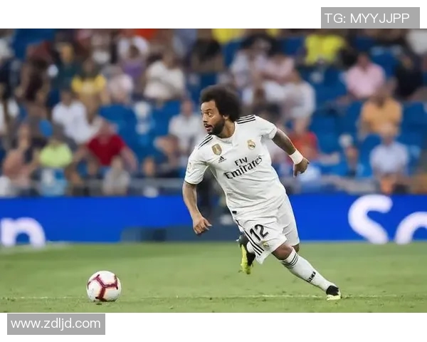 足球巨星笑容灿烂时刻 展现球场外的温暖与亲和力