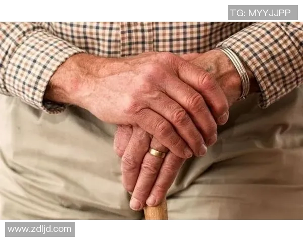 父母亲临看球场上风光父子却在替补席上的无奈与坚守